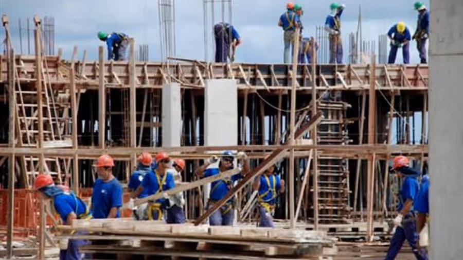 Empresas chinesas e indianas destacam-se por condições laborais precárias em Angola, alerta especialista