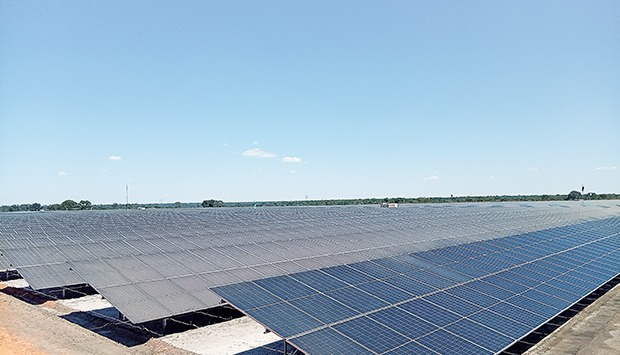 Mais de 20 mil famílias ganham acesso à energia com nova central solar no Luau
