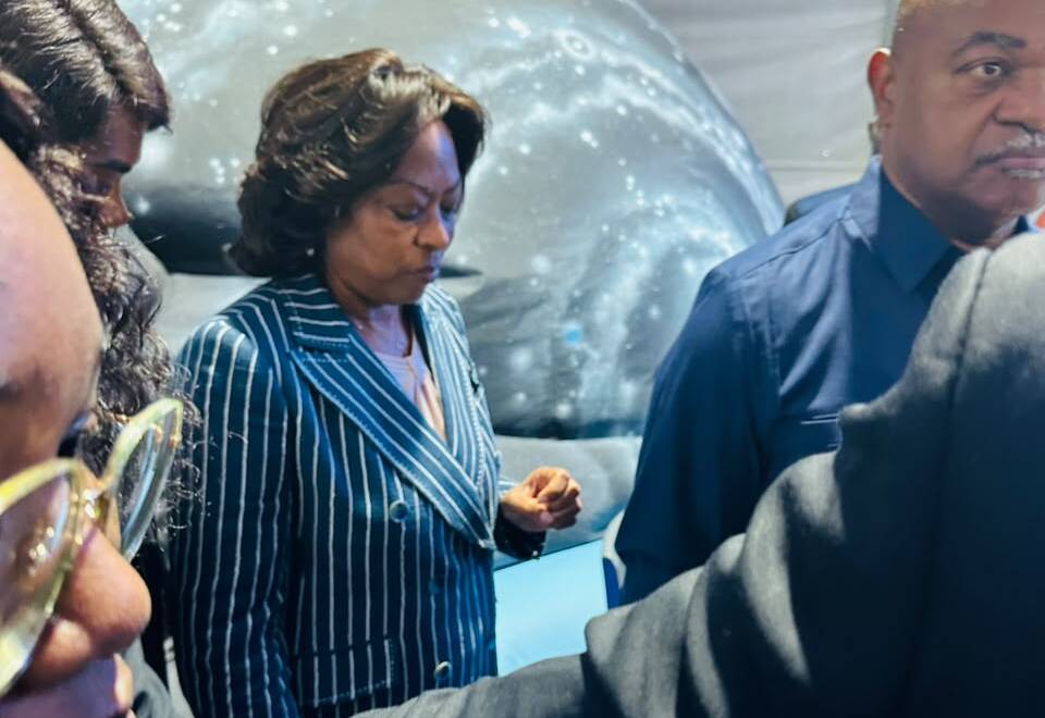 Ana Dias Lourenço visita stand do Centro de Ciência de Luanda no ANGOTIC 2026