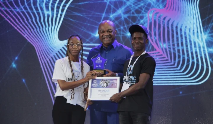 Pulseira que acompanha grávidas e alerta hospitais vence prémio de Melhor Startup do ANGOTIC 2026