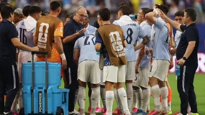 Marcelo Bielsa critica pausas para hidratação no futebol: “Não acrescentam nada”