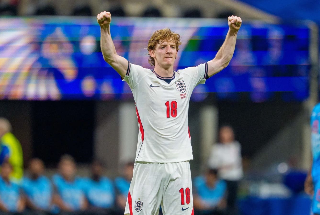 Anthony Gordon sai do banco e assina duas assistências na reviravolta da Inglaterra frente à RDC