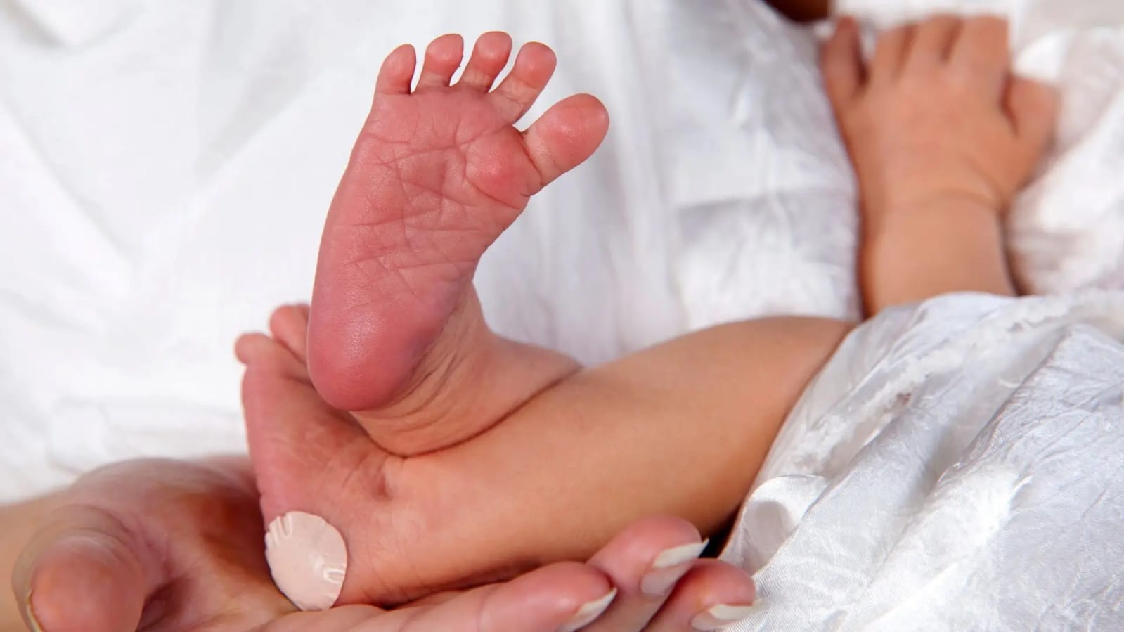 Contacto pele com pele nas primeiras 24 horas reduz infecções e mortalidade em bebés prematuros