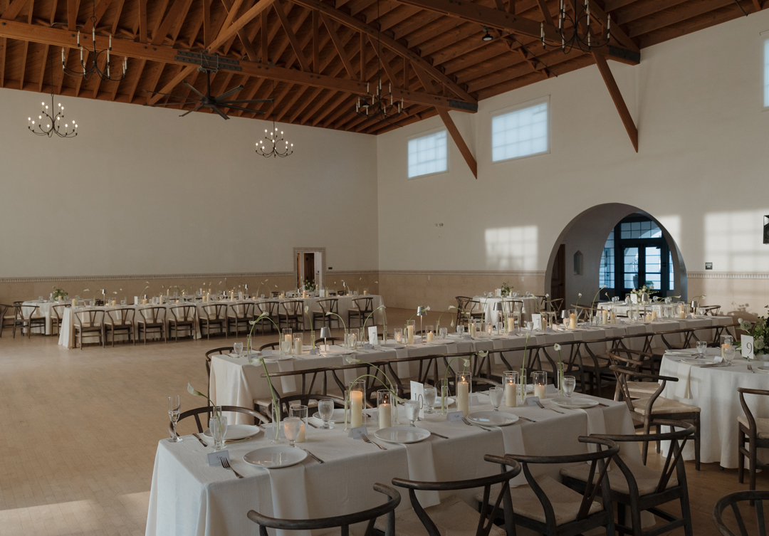 White floral details top reception tables at Grand Gimeno.