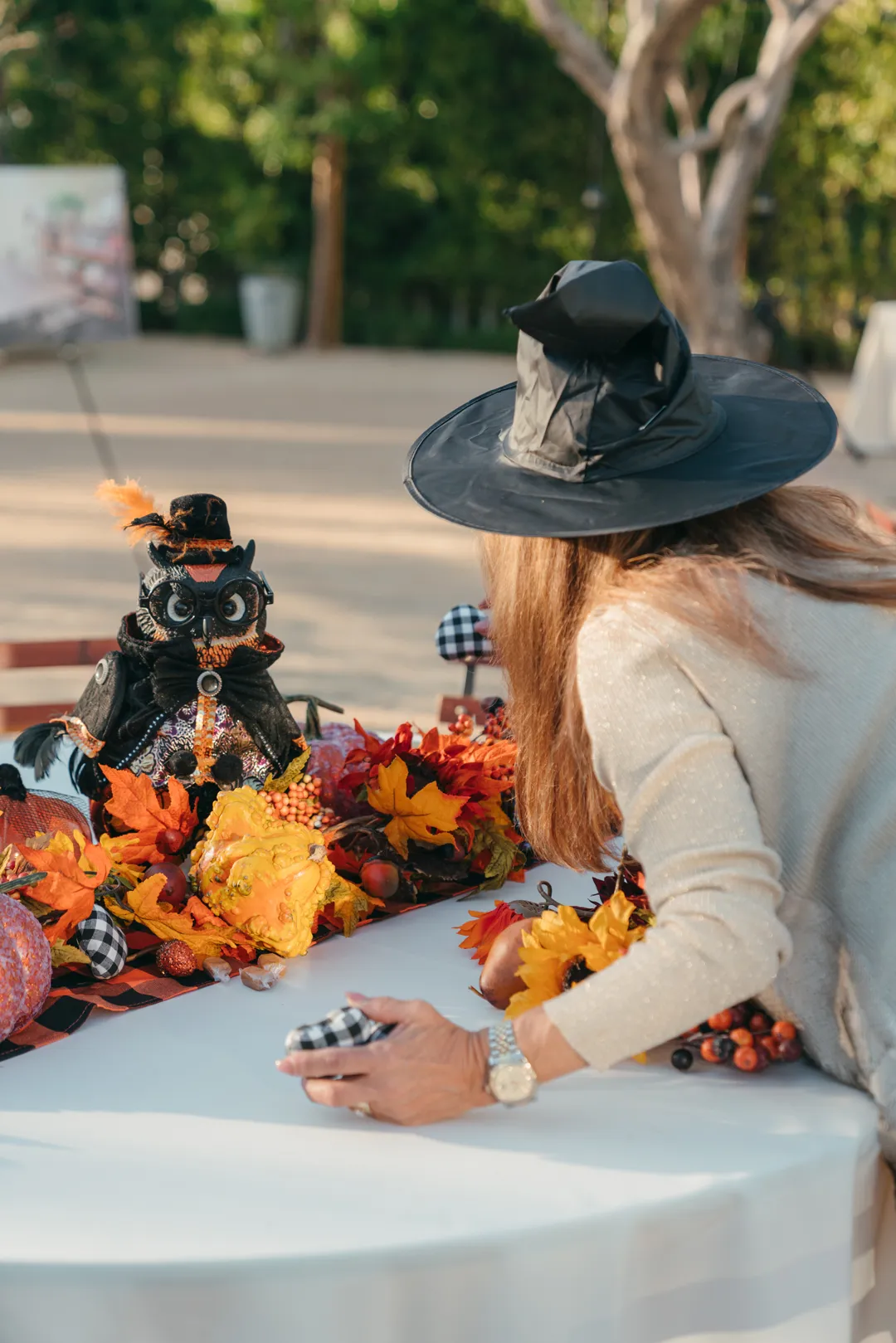 CHOC Guild attendee arranging a Halloween table centerpiece.