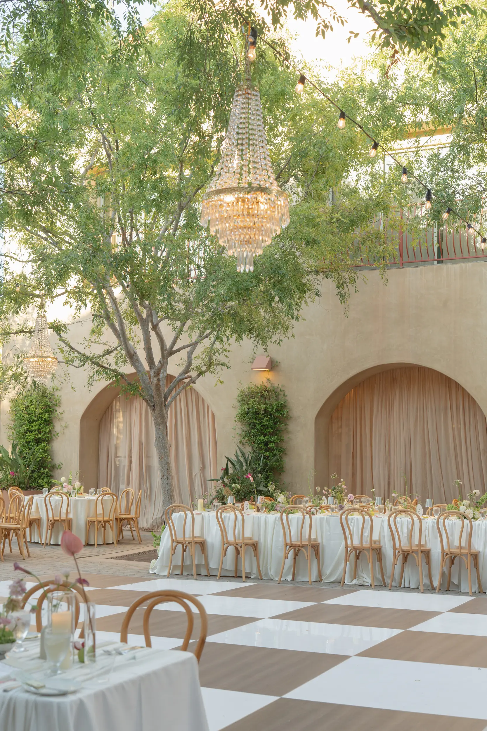 Outdoor courtyard wedding reception at Serra Plaza.