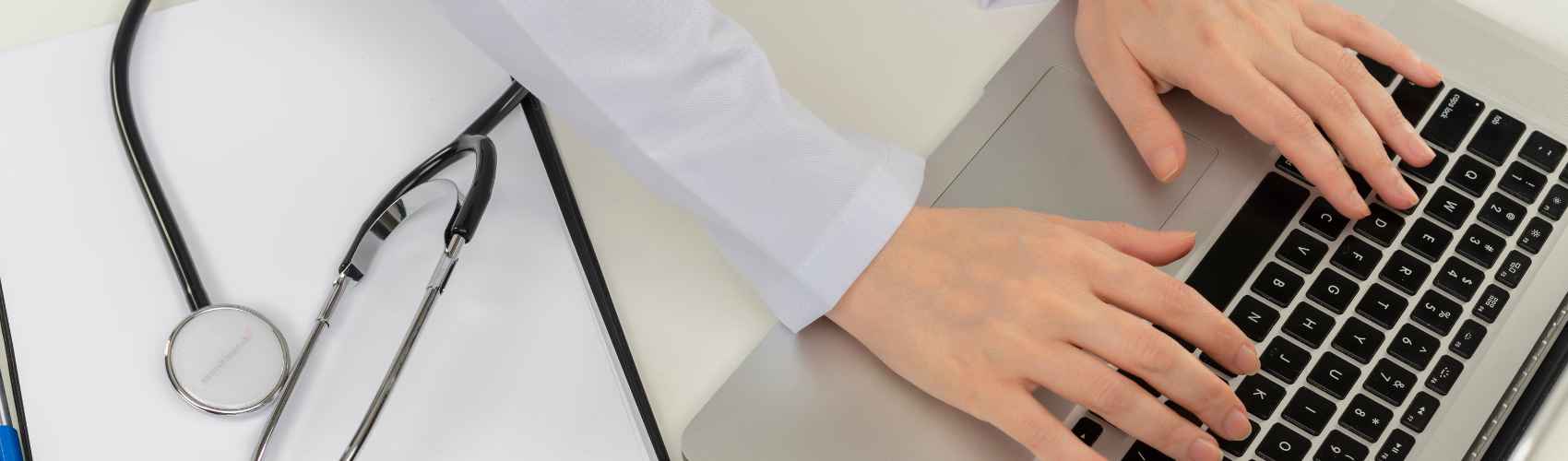 Software para médicos: qué debe incluir en 2025 para cumplir normativas y escalar