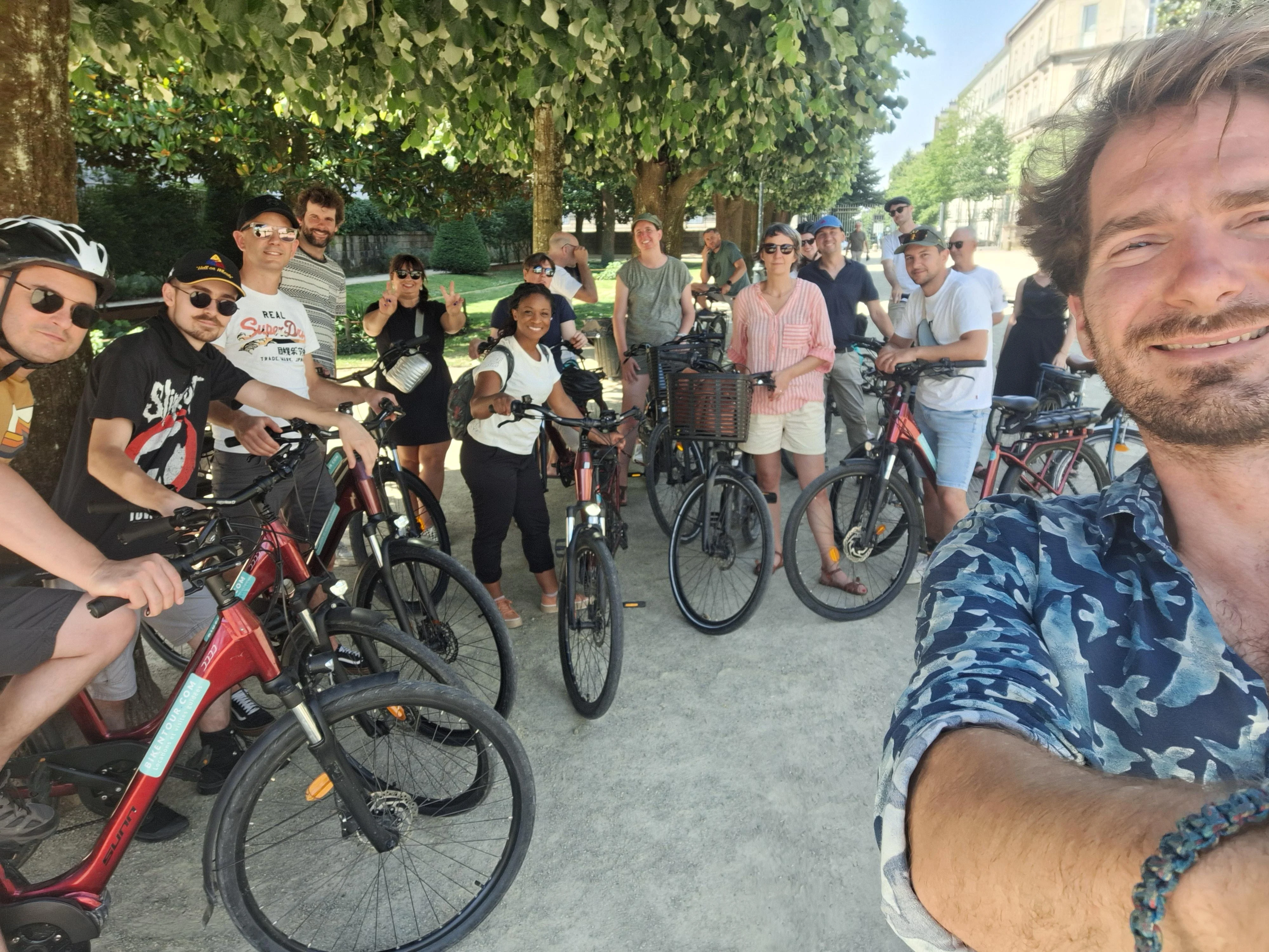 Groupe d'amis lors d'une visite guidée de Nantes avec BikeNTour