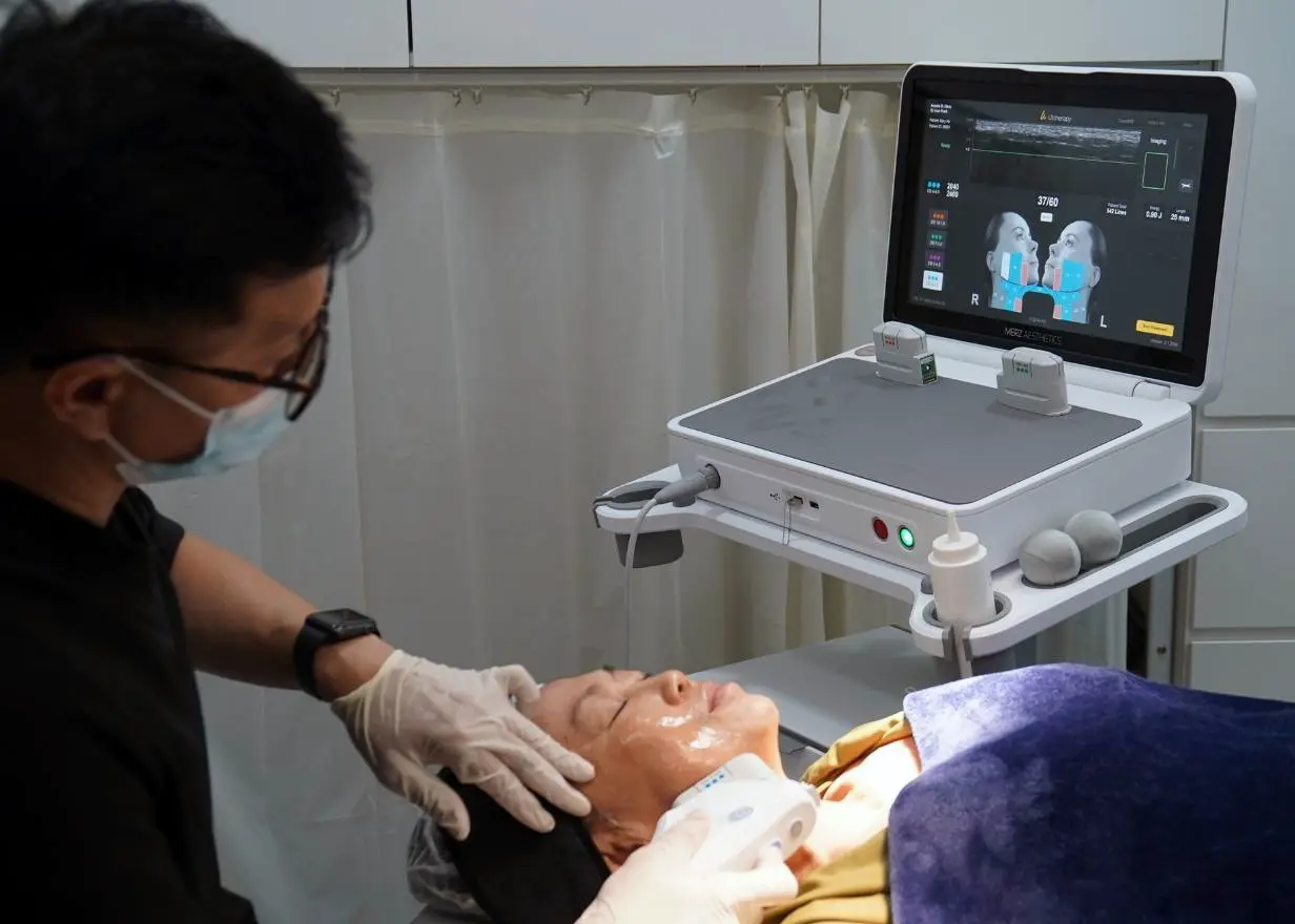Dr Ivan Puah during Ultherapy treatment
