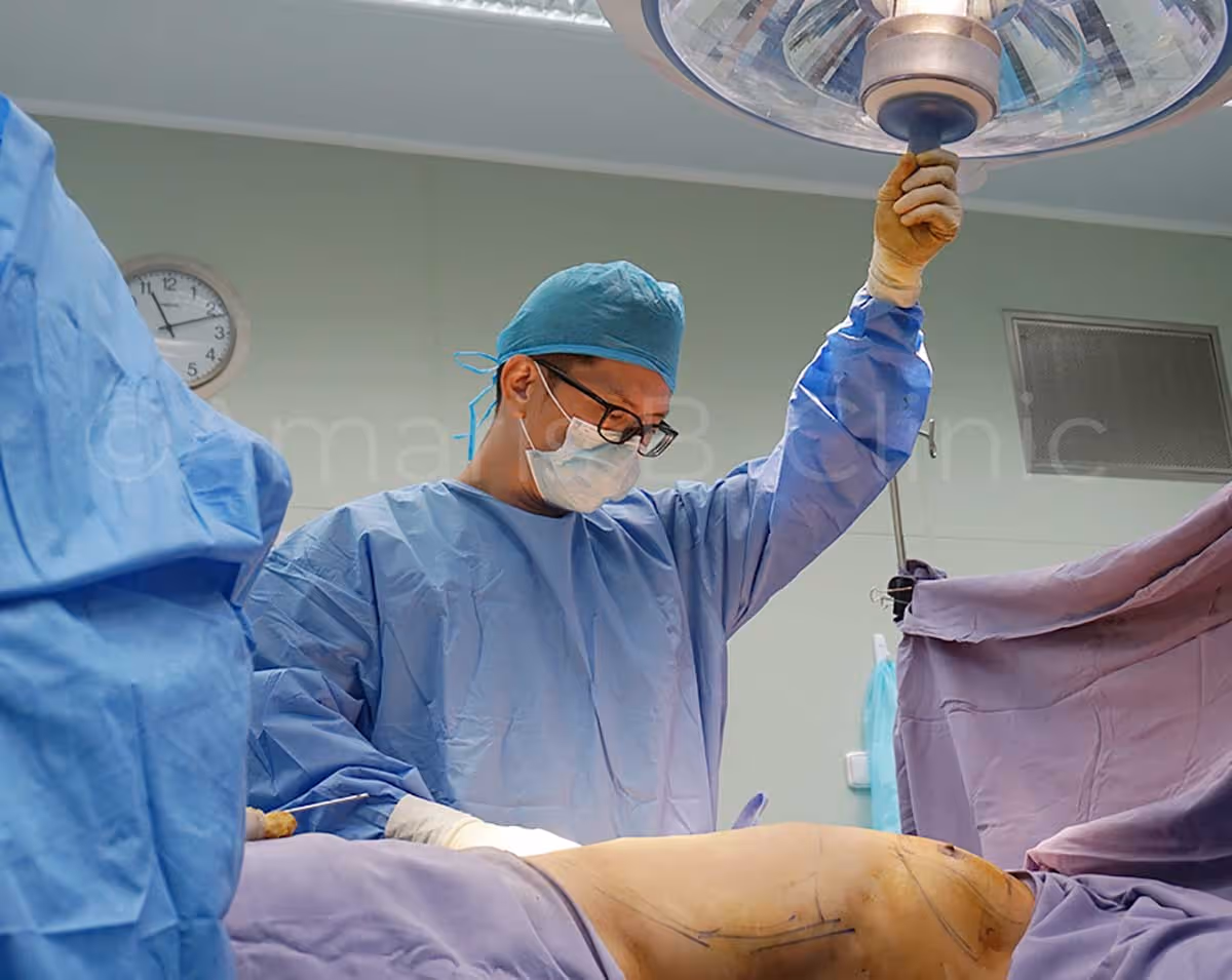 Gynecomastia doctor in Singapore, Dr Ivan Puah, during an enlarged male breasts surgery