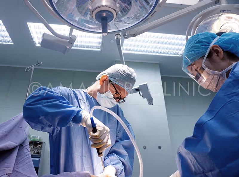 Dr. Ivan Puah performing VASER Liposuction surgery at his MOH accredited OT.