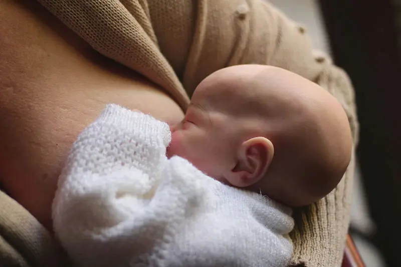 Does breastfeeding cause breasts to sag?