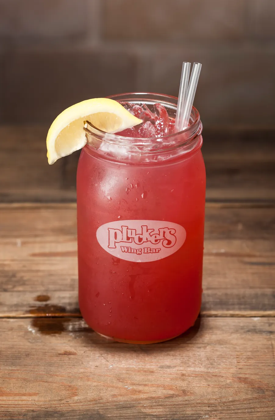 Pluckers strawberry lemonade with a lemon wedge