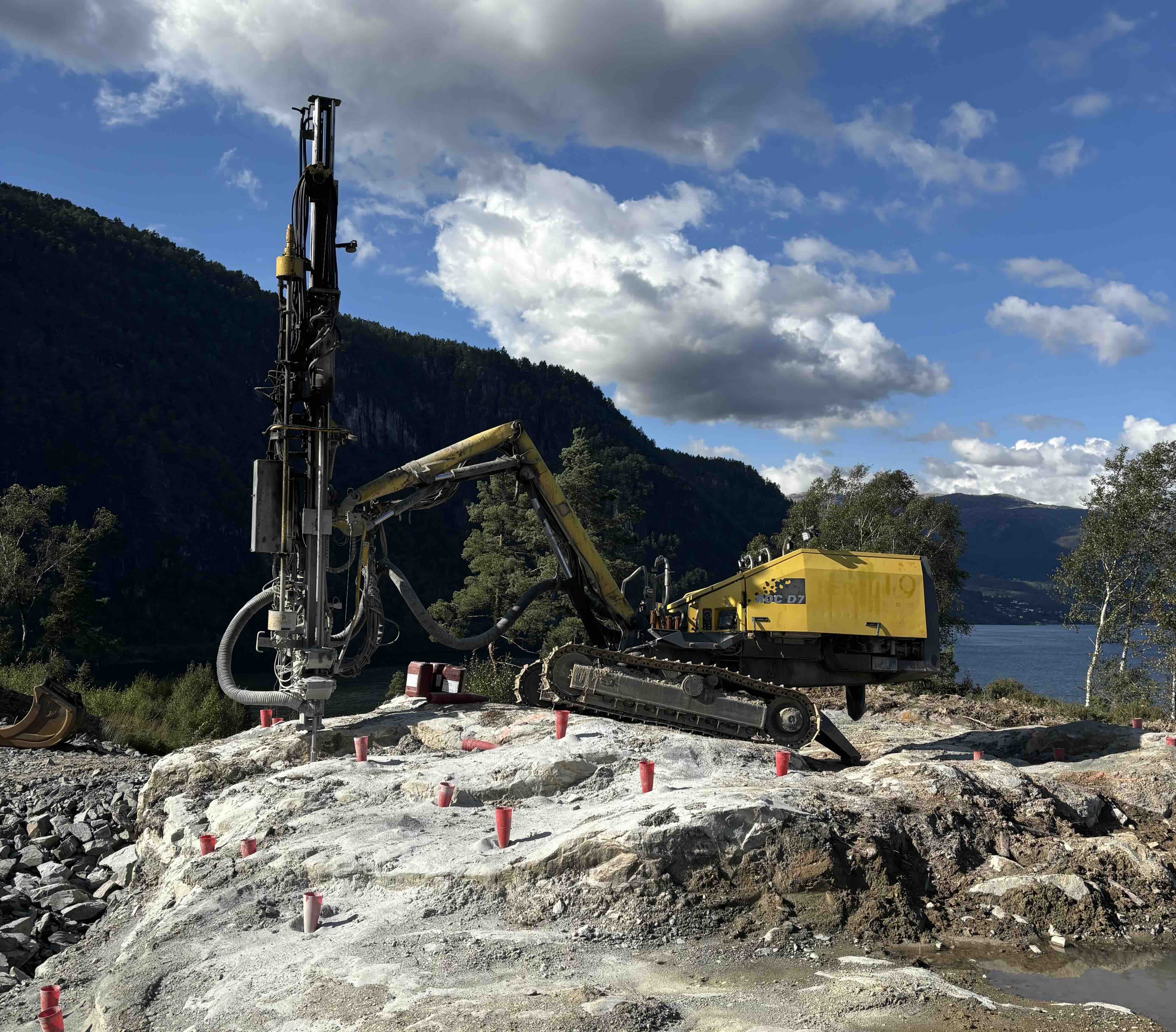 Bilde av borrerigg på hyttetomt