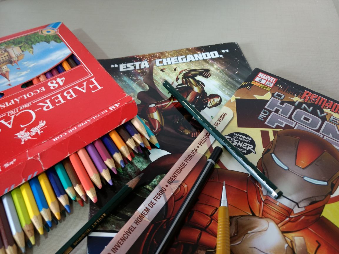 HQs do homem de ferro e lápis de cor de crianças