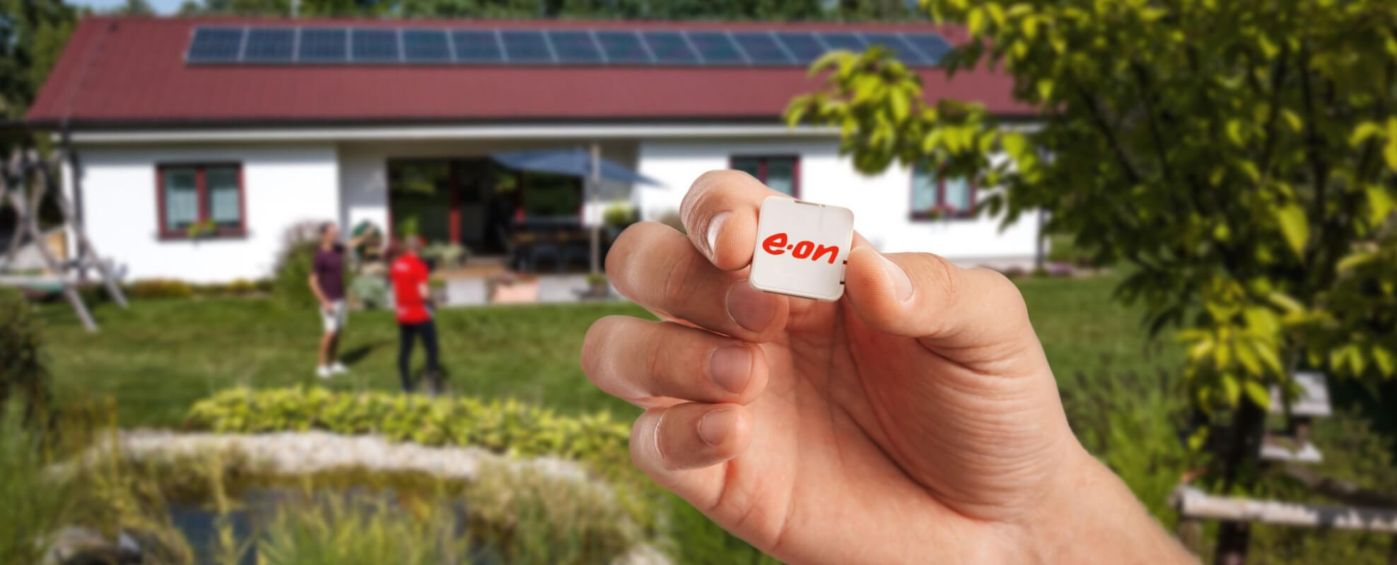 Ruka drží elektronický chip, který umožňuje vyrovnávat elektřinu v síti.