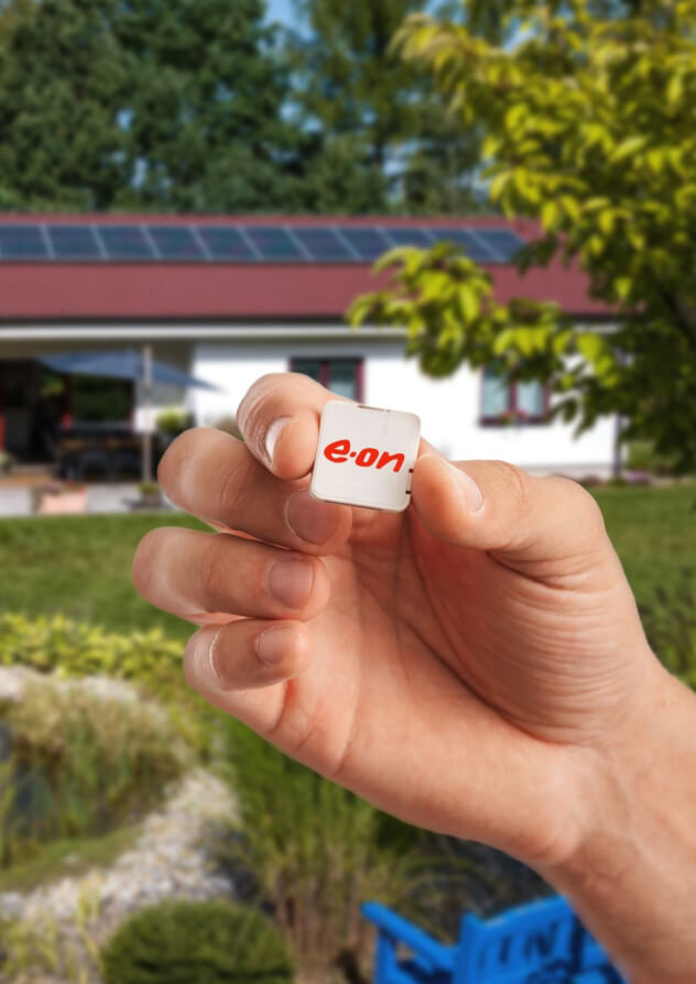 Ruka drží elektronický chip, který umožňuje vyrovnávat elektřinu v síti.