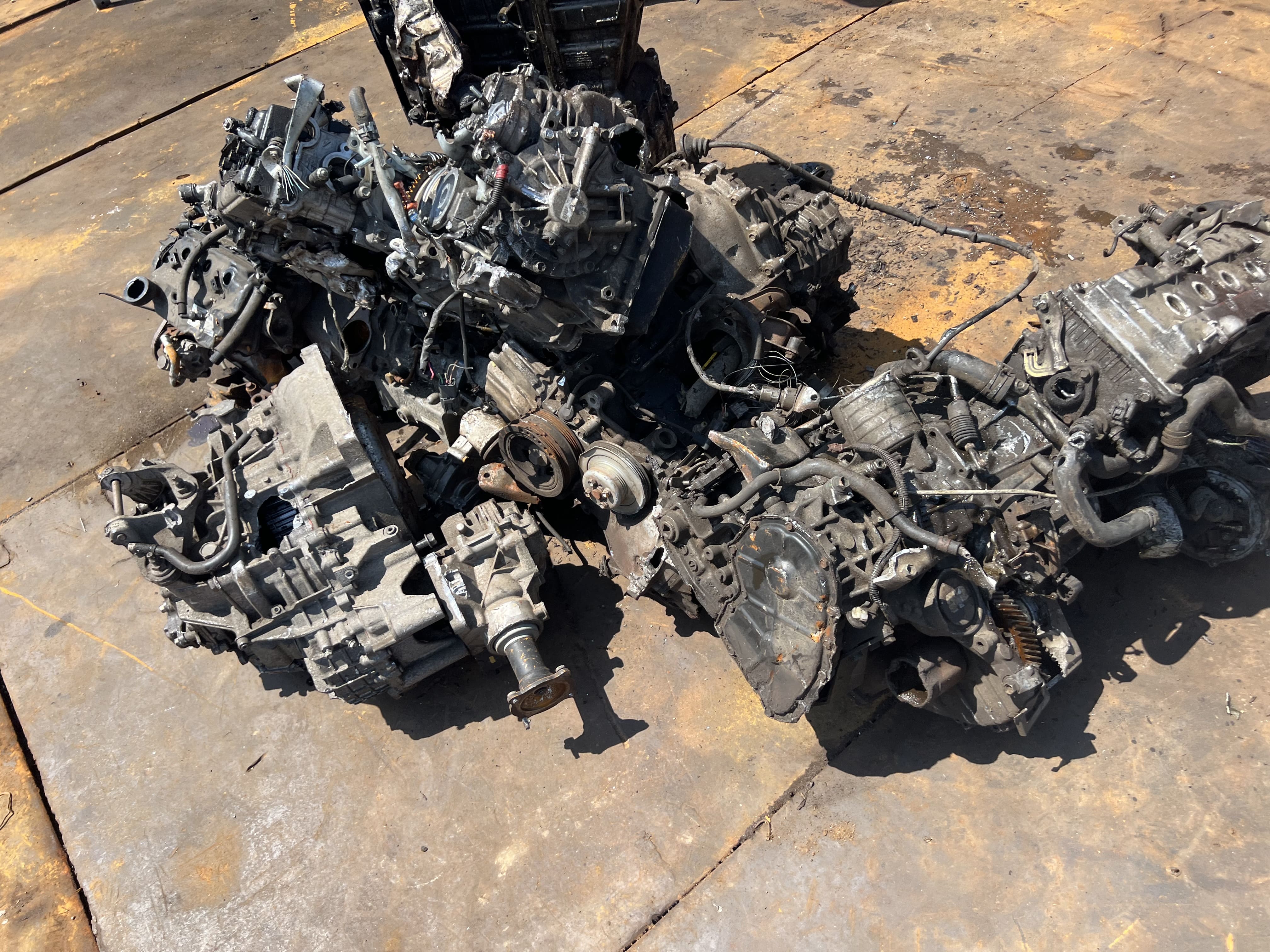 Motori e gruppi di trasmissione automobilistici prima della lavorazione con l'Engine Crusher Stokkermill