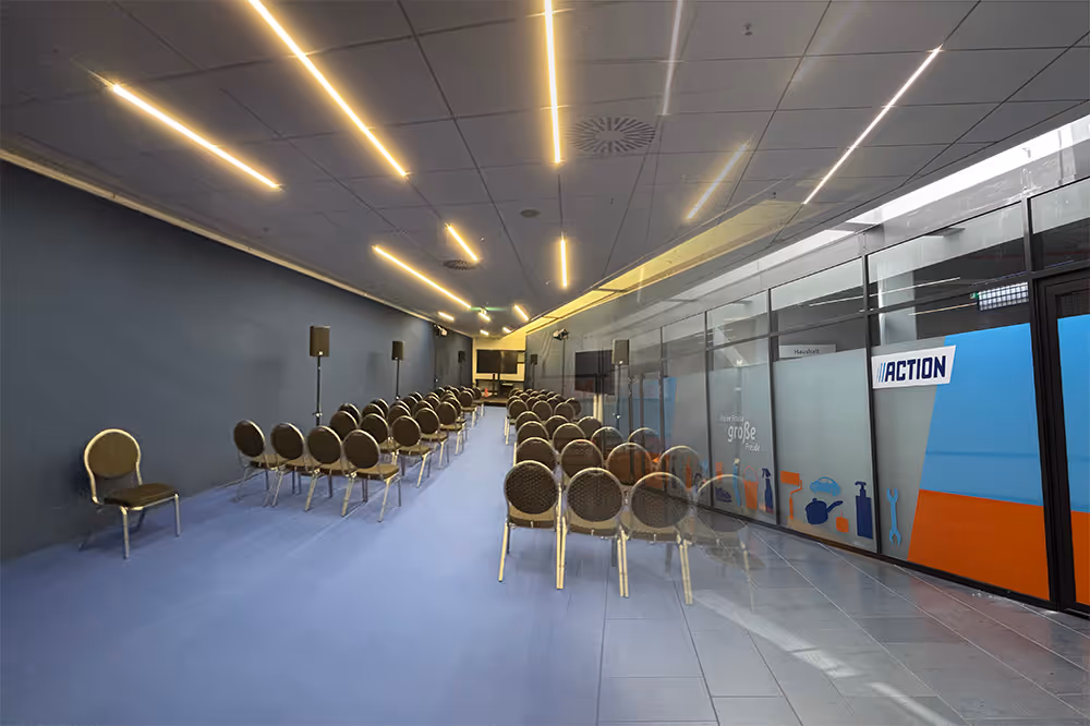 Eventbau vorher/nachher: Bild, Wandverkleidung, Möbel