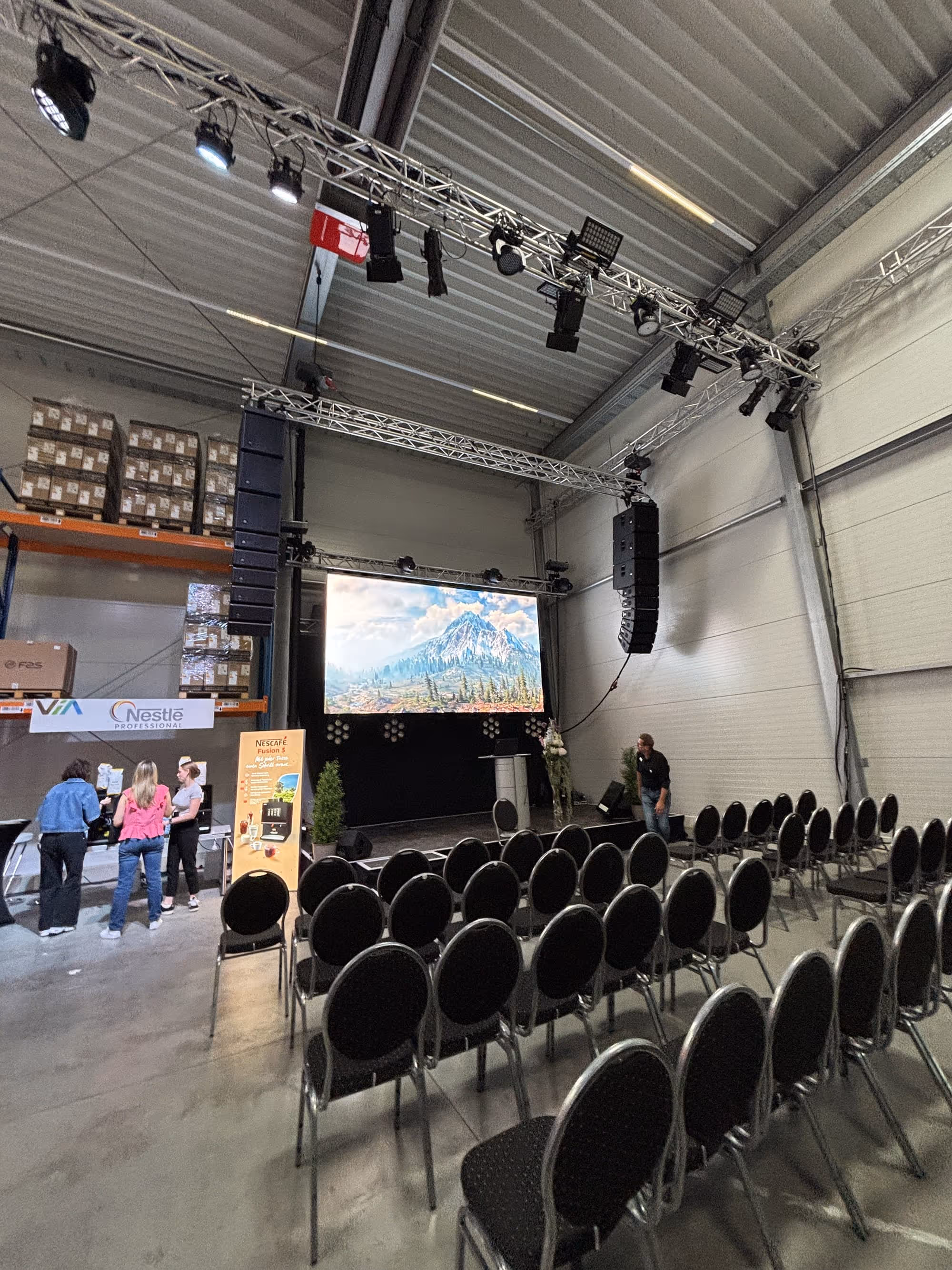 Hausmesse VIA Tage 2025 bei RHEAVENDORS SERVOMAT in Beimerstetten: Vortrag vor Publikum mit Leinwand