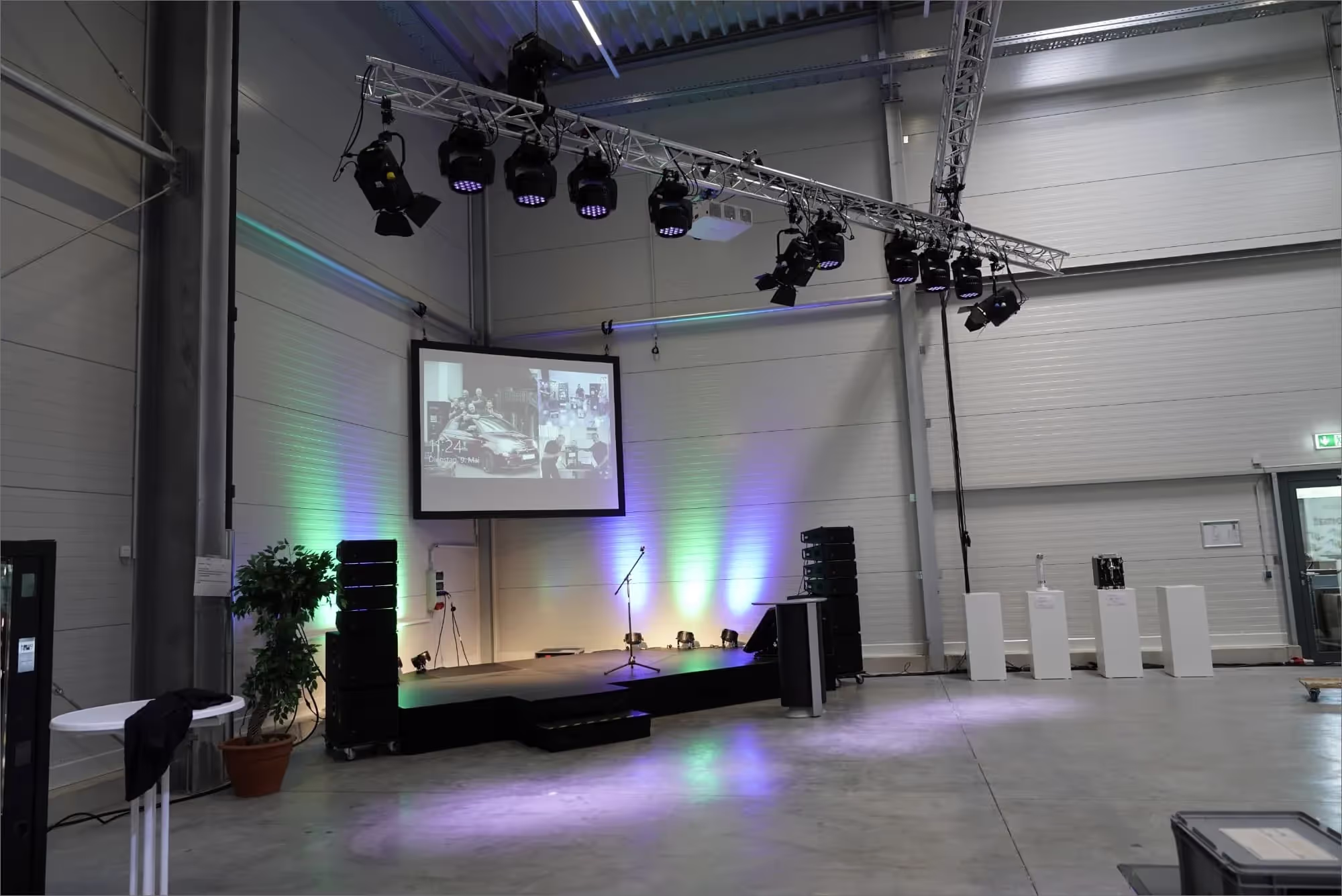 Bühne und LED-Wand auf der Hausmesse VIA Tage 2023 von RHEAVENDORS SERVOMAT, umgesetzt von EXFAIR