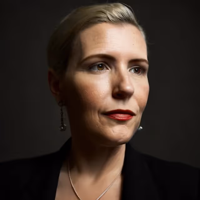 Holly Burroughs Cole Headshot