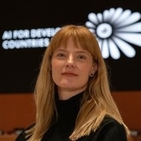 Lindsey DeWitt Prat, PhD headshot