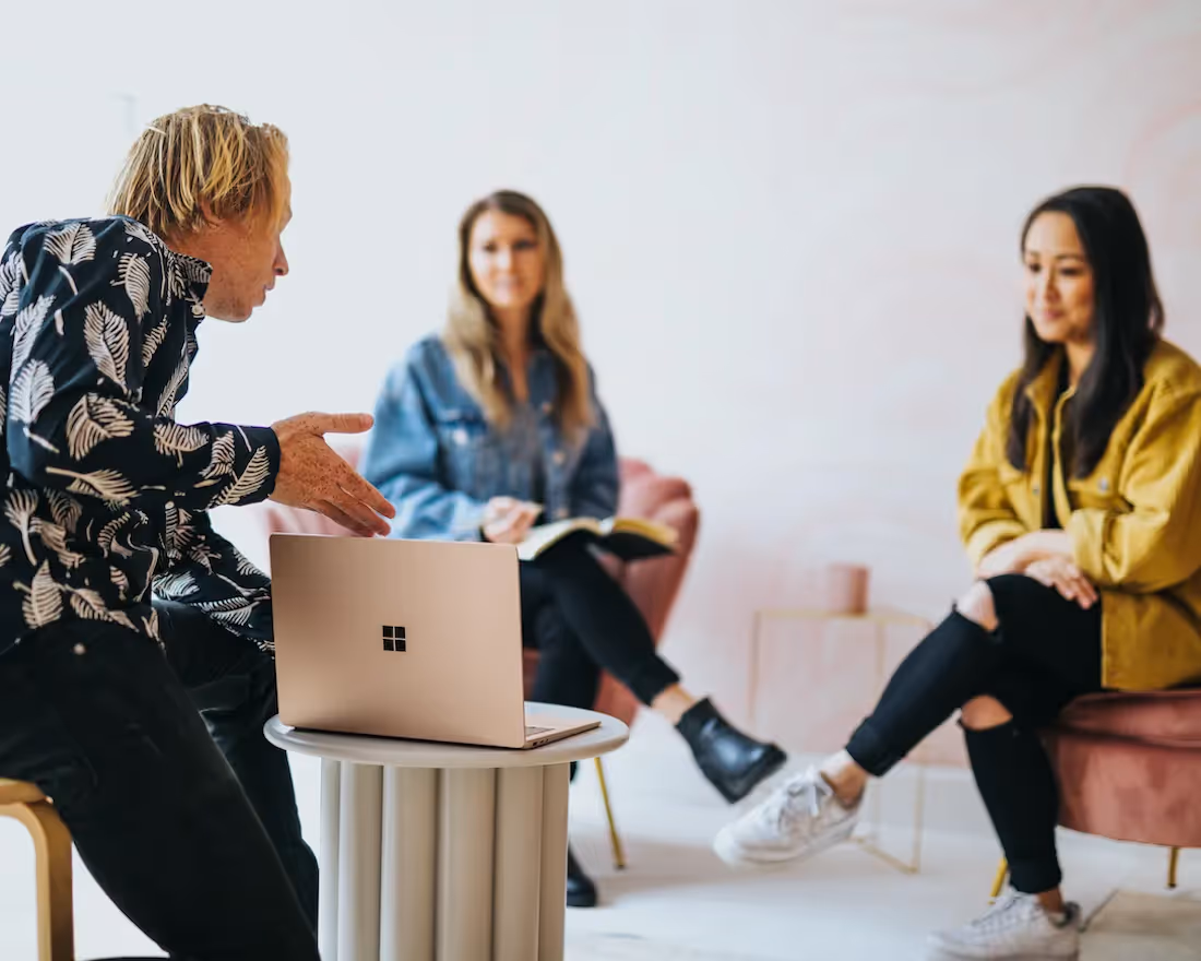 How to Motivate Your Sales Team: 8 Ways to Keep Up Morale and Drive More Wins