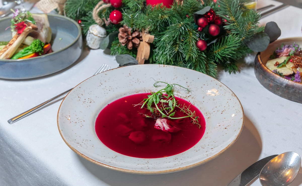 barszcz czerwony na wigilijnym stole, catering świąteczny