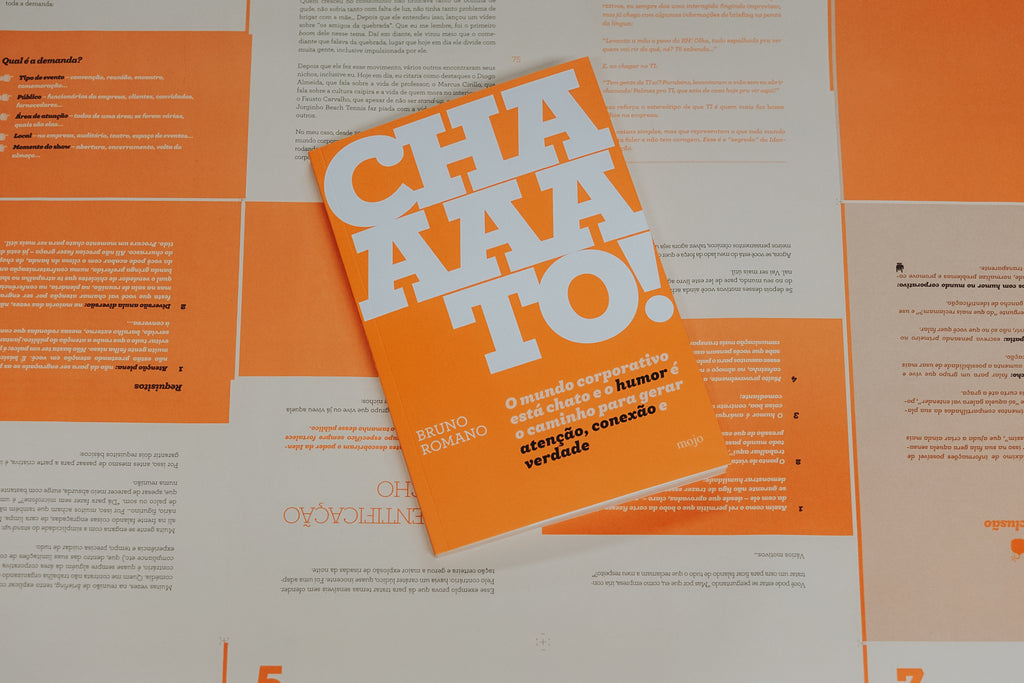 Bruno Romano segurando o livro CHAAAATO!