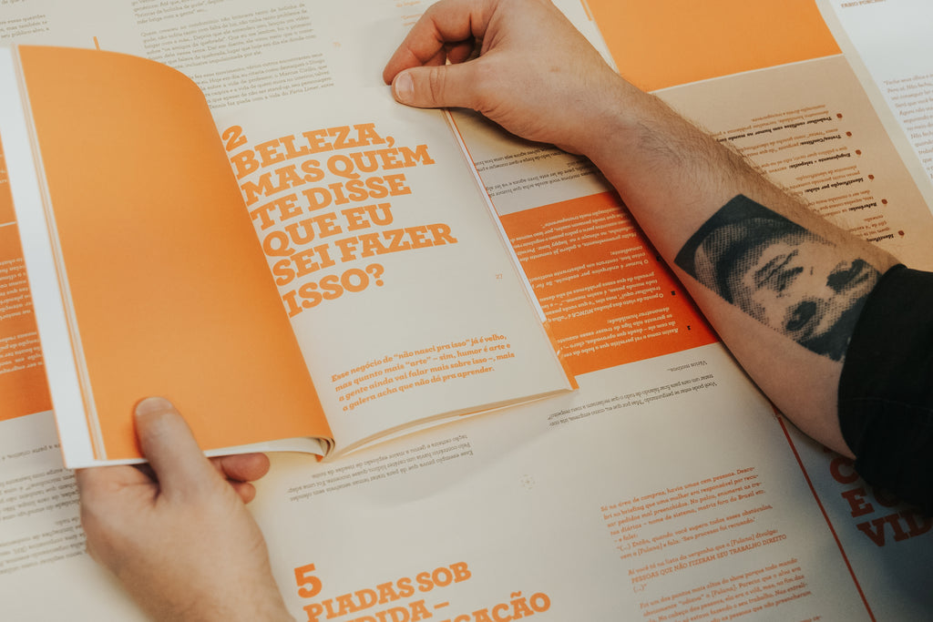 Miniatura: Bruno Romano lendo o livro
