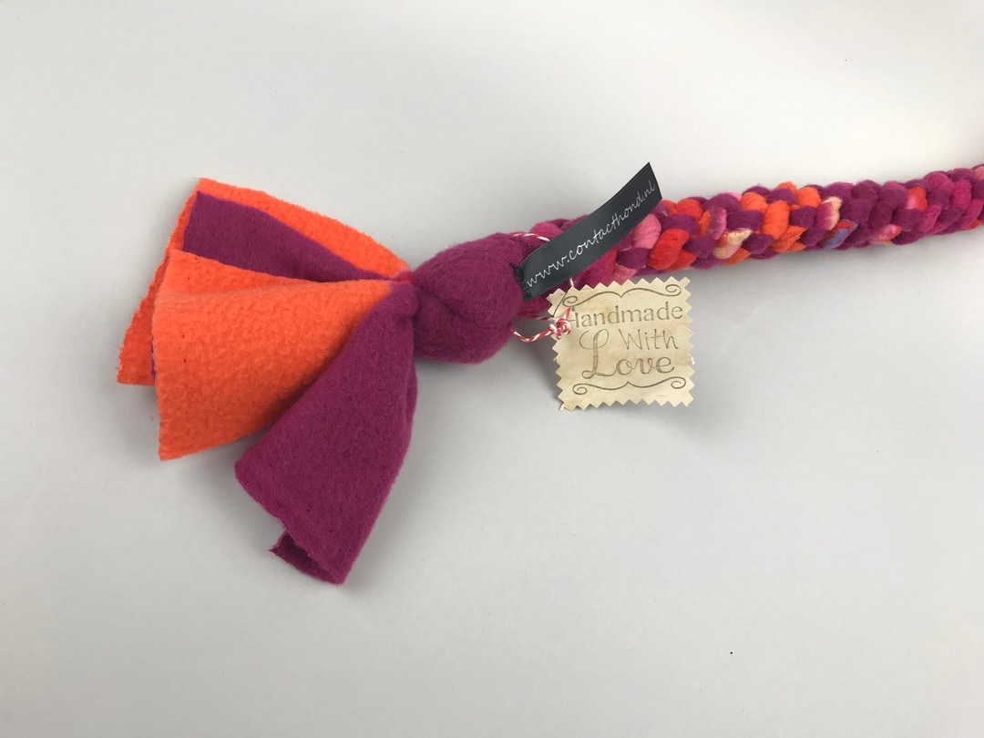 Vrolijk gekleurd trektouw gemaakt van fleece voor trekspelletjes met de hond. Lengte ca. 40 - 45 cm.
