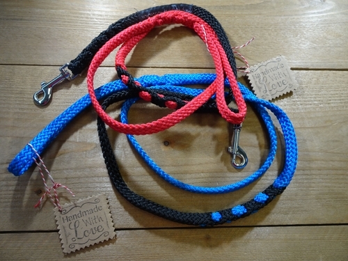 Gemaakt van PPM touw. PPM is glanzend, soepel en voelt zacht. Licht, neemt zeer gering water op, blijft drijven, droogt snel, wordt niet vies en is bestand tegen schimmel en rot.