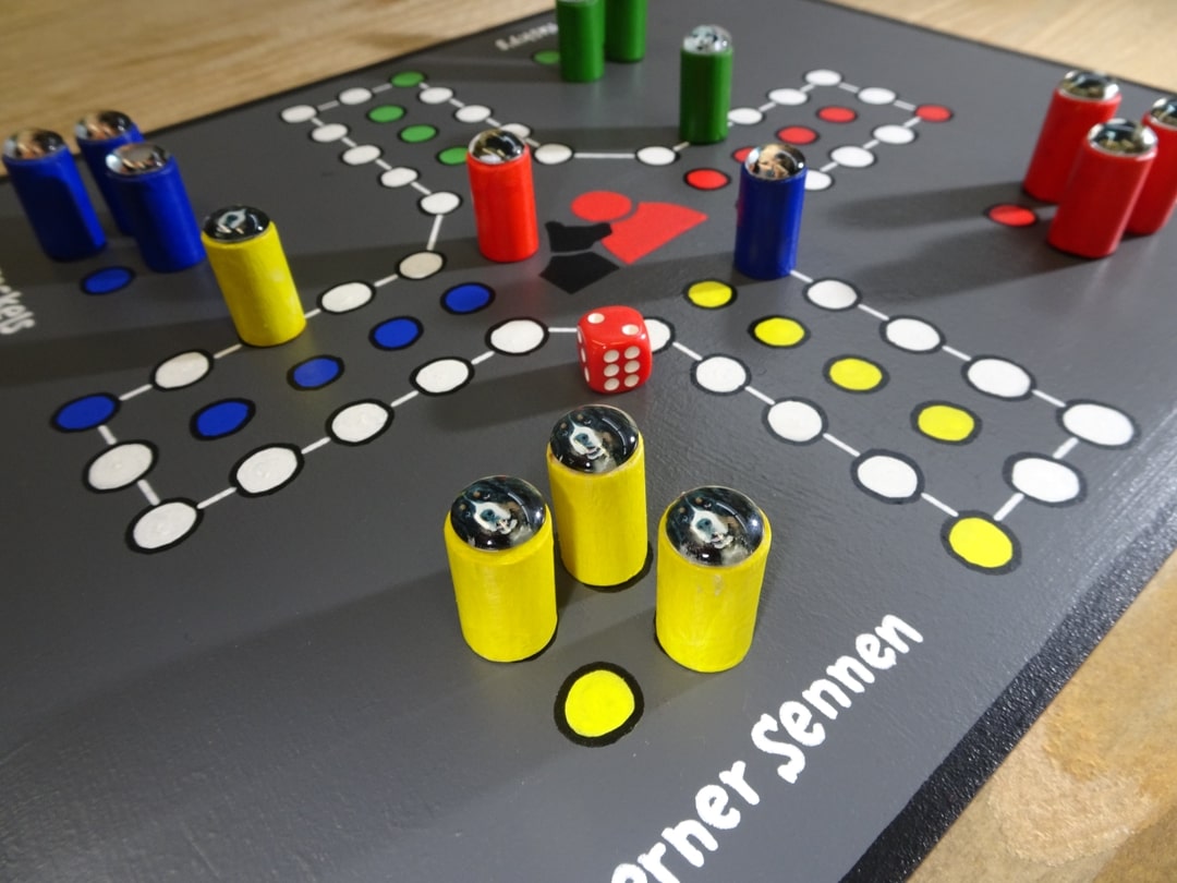 Het enige échte Contacthond spel! Wie gaat er winnen? De teckels? De berner senners? Het ultieme cadeau voor de feestdagen! Handgemaakte fiches met afbeeldingen van de honden.