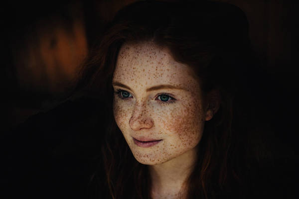 CLOSE-UP PORTRAIT OF WOMAN