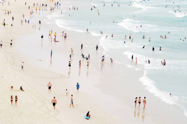HIGH ANGLE VIEW OF CROWD ON BEACH