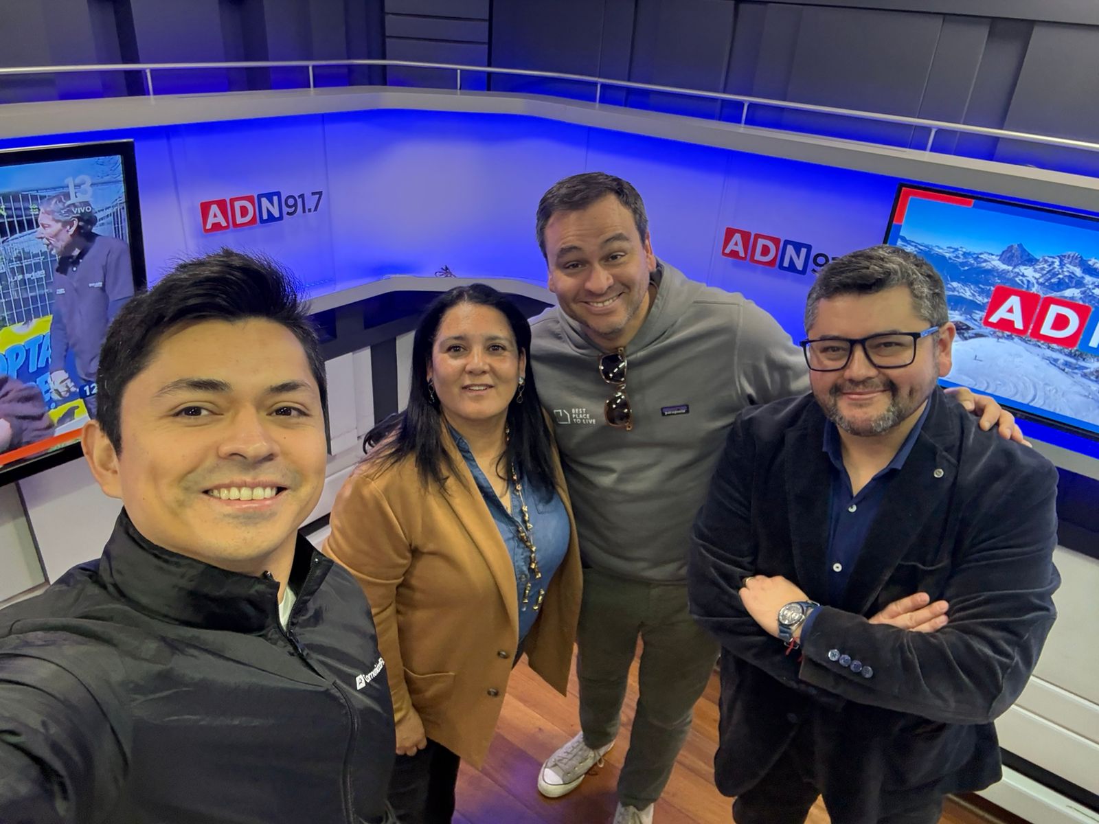 Comunidad ADN en el estudio de Radio ADN