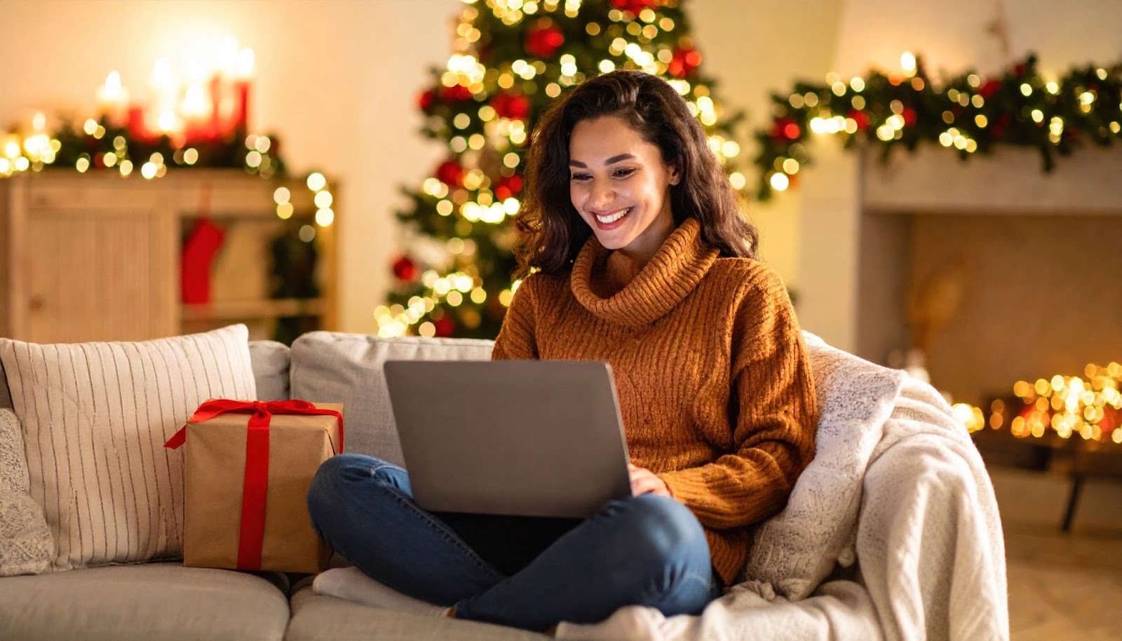 Fiatal lány karácsonyi vásárlást intéz online