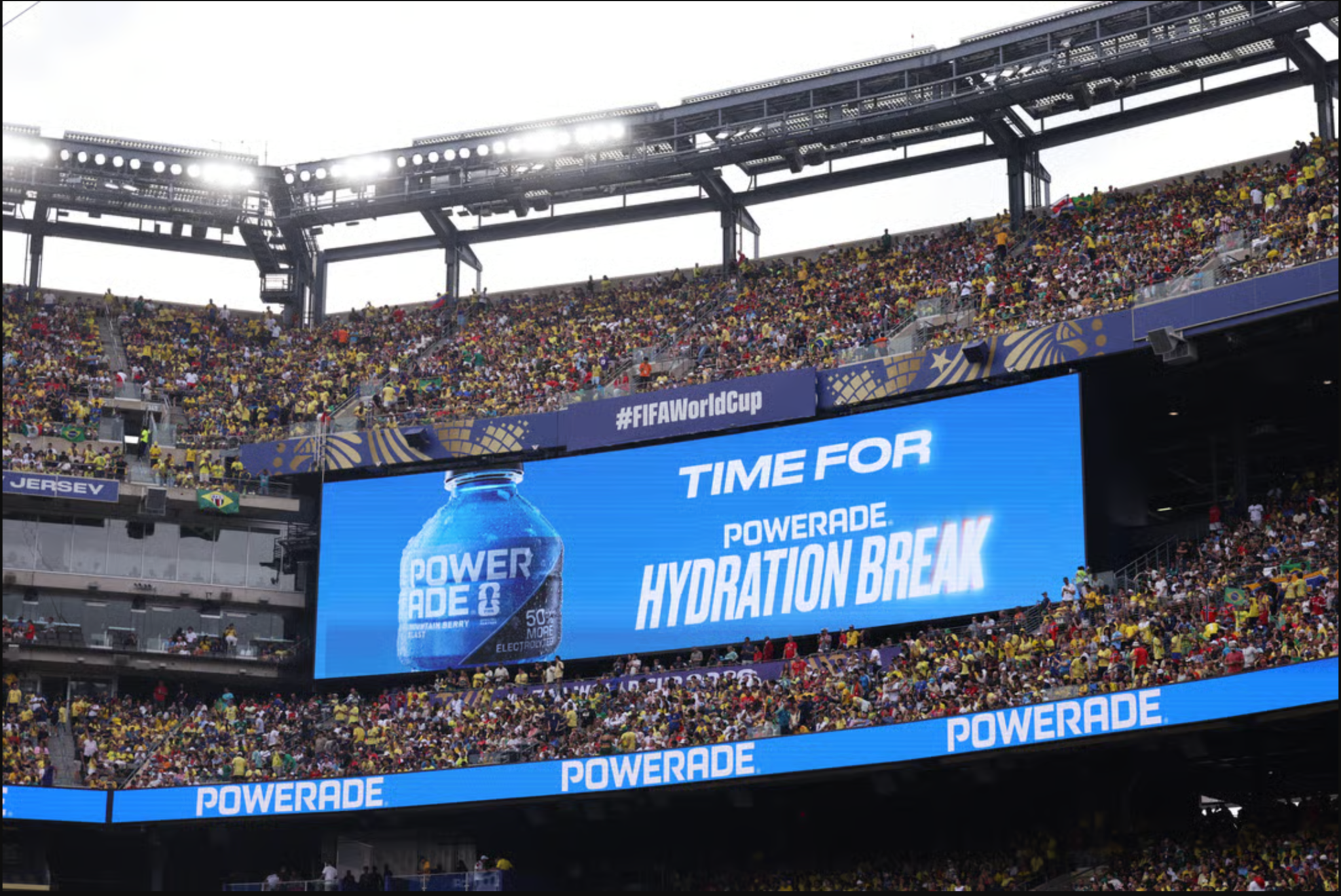 Óriáskivetítő stadionban, Powerade kampány