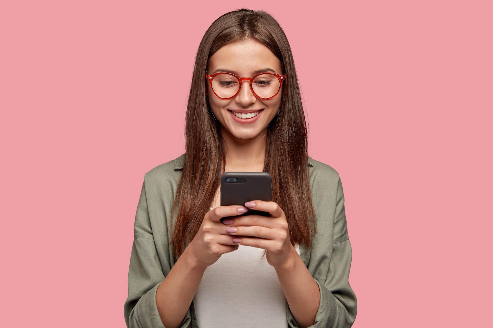 Elégedett felhasználó mobiltelefonnal