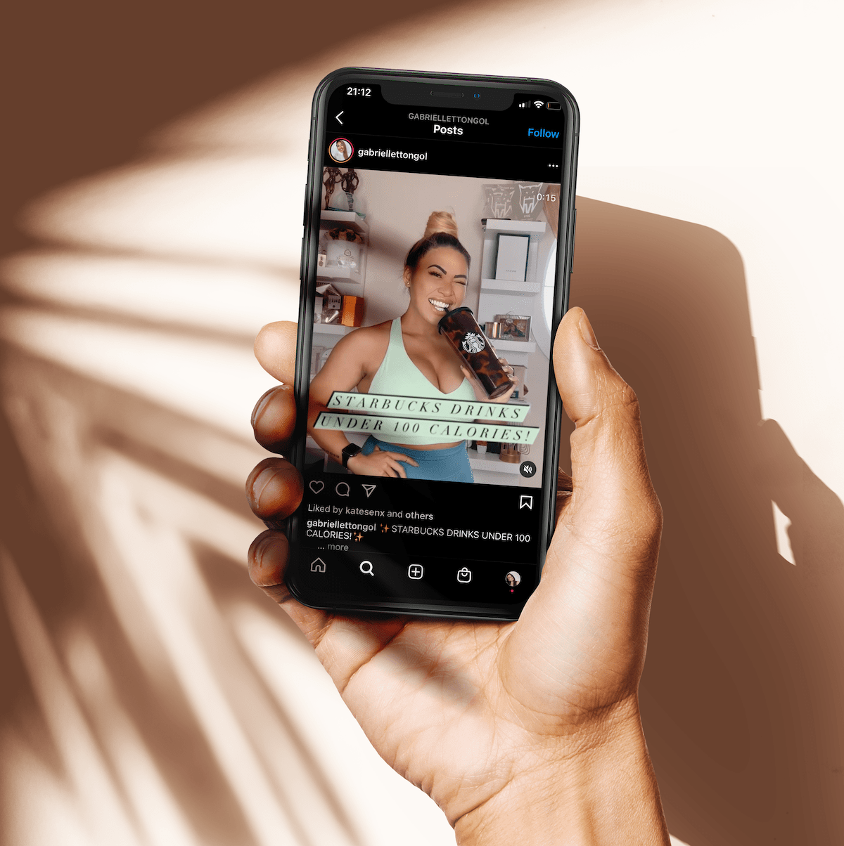 Telefon kézben, lány Starbucks kávés tumblerrel a kezében pózol, Instagram kép.