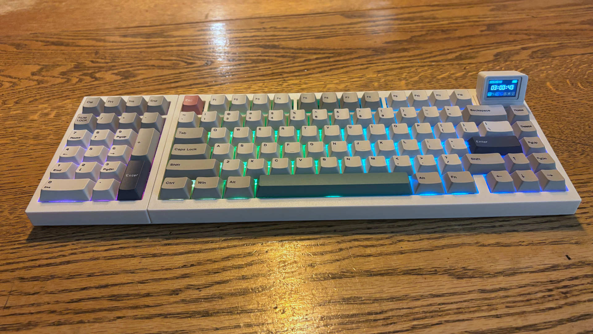 EPOMAKER RT98 keyboard review: Retro styling with some futuristic