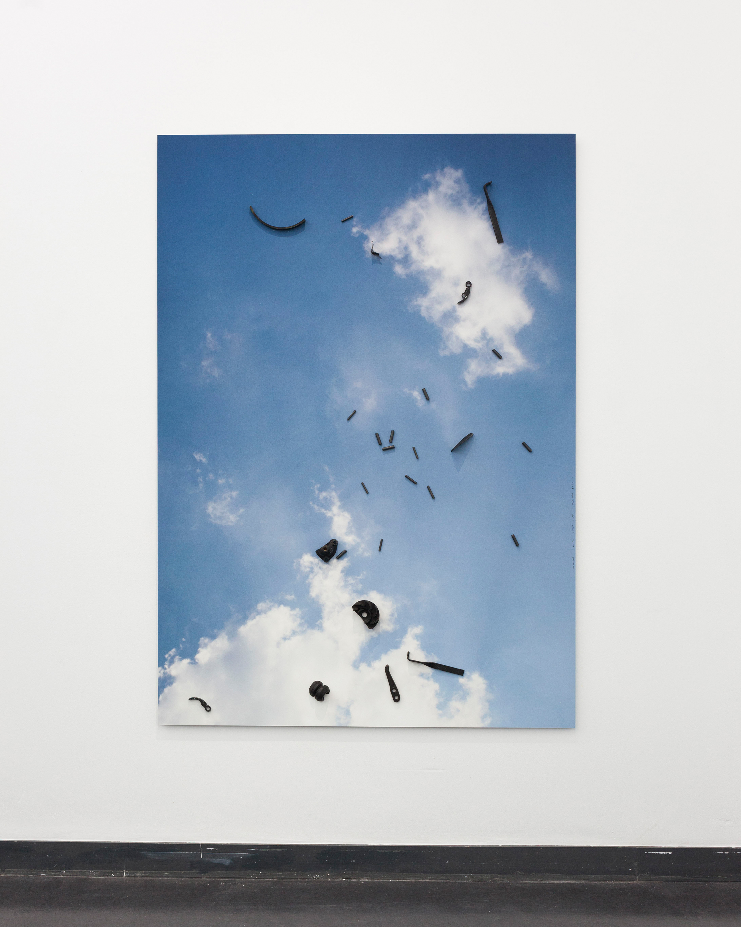 Shilpa Gupta, Unnoticed, 2012, c-Abzüge von Fotografien, die an der Grenze zwischen Indien und Bangladesch aufgenommen wurden, Motorteile aus dem informellen Handel, jeweils 172 x 122 x 8 cm, © Shilpa Gupta