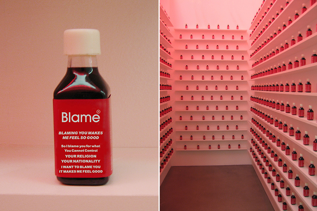 Shilpa Gupta, Blame, 2002 - 2004, Glasflaschen, Kunstblut, Poster, Aufkleber, Video, 300 x 130 x 340 cm, Courtesy: the artist, © Shilpa Gupta
