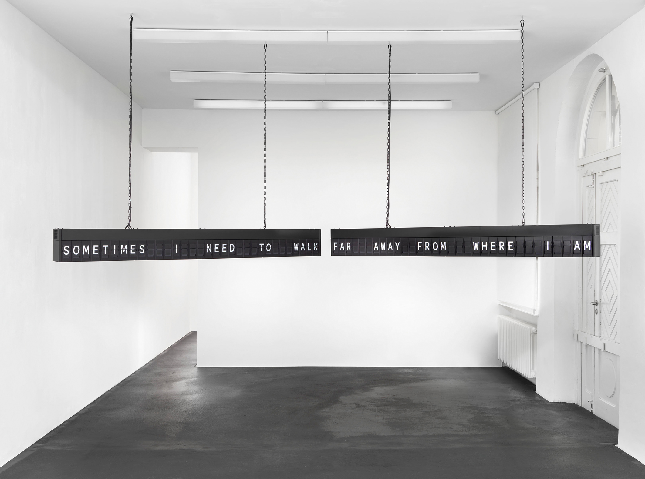 Shilpa Gupta, StillTheyKnowNotWhatIDream, 2021, Fallblattanzeige, 35 min. (Loop), 2 Teile : 23 x 237 x 12.5 cm jeweils, courtesy of the artist and neugerriemschneider, Berlin, Foto: Jens Ziehe, © Shilpa Gupta