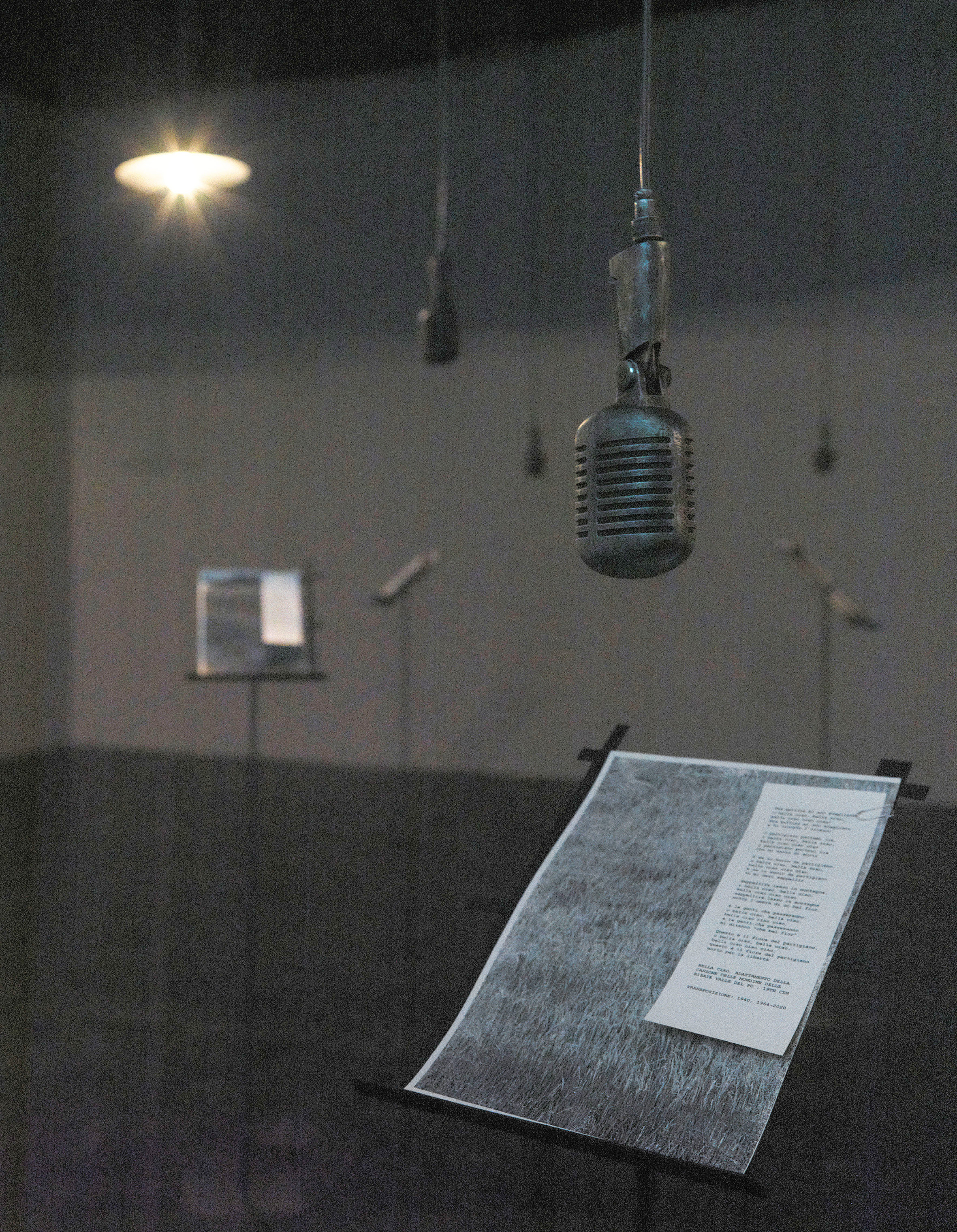Shilpa Gupta, Listening Air, 2019-2022, Mehrkanalige Klanginstallation, Lautsprecher, Mikrofone, Licht, gedruckter Text auf Metallständern, Courtesy the artist and neugerriemschneider, Berlin, Foto: Jens Ziehle, © Shilpa Gupta