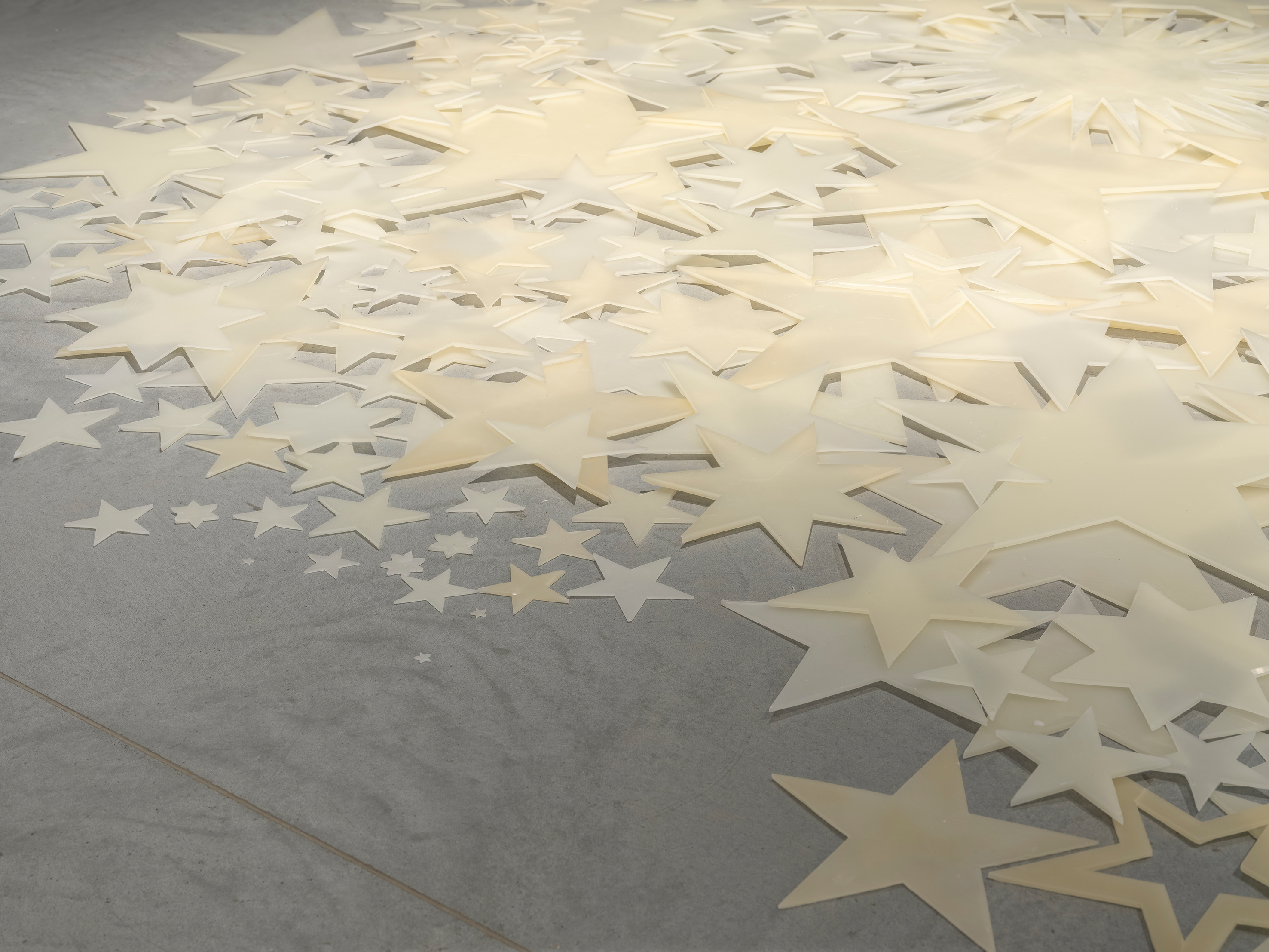 Shilpa Gupta, Stars on Flags of the World, 2012/2023, in Wachs gegossene Sterne im Verhältnis zum Volumen des Körpers des Künstlers, Maße variieren, Courtesy: the artist, Foto: Sebastian Bach, © Shilpa Gupta