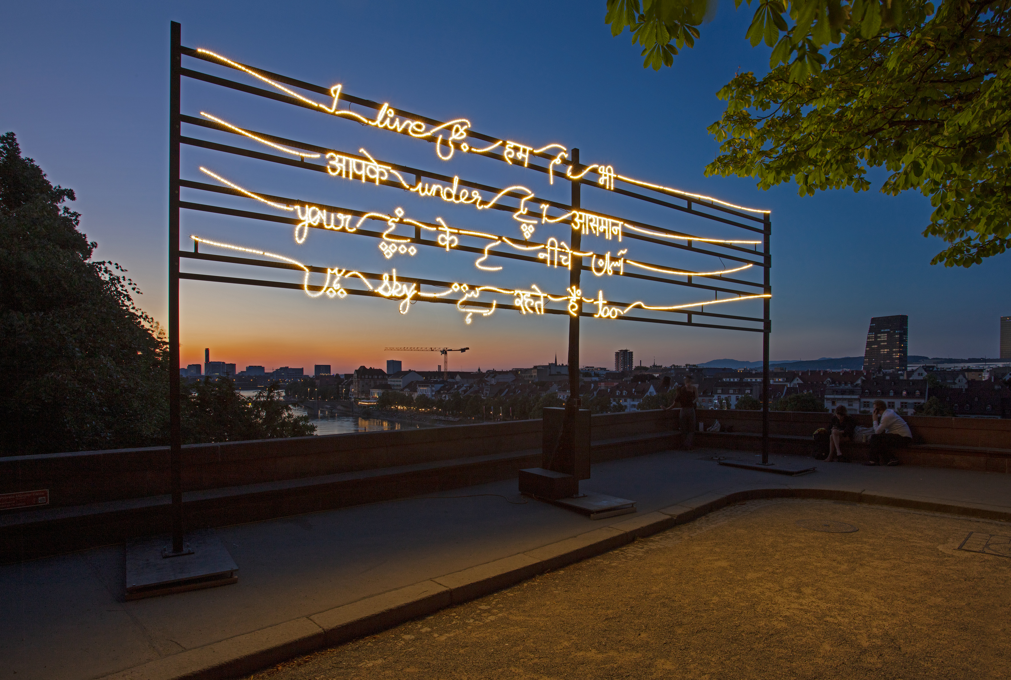 Shilpa Gupta, I Live Under Your Sky Too, 2004 – laufend, Zeitbasierte Lichtinstallation, 434 x 991 cm, Courtesy: the artist and neugerriemschneider, Berlin, Foto: Jens Ziehe, © Shilpa Gupta