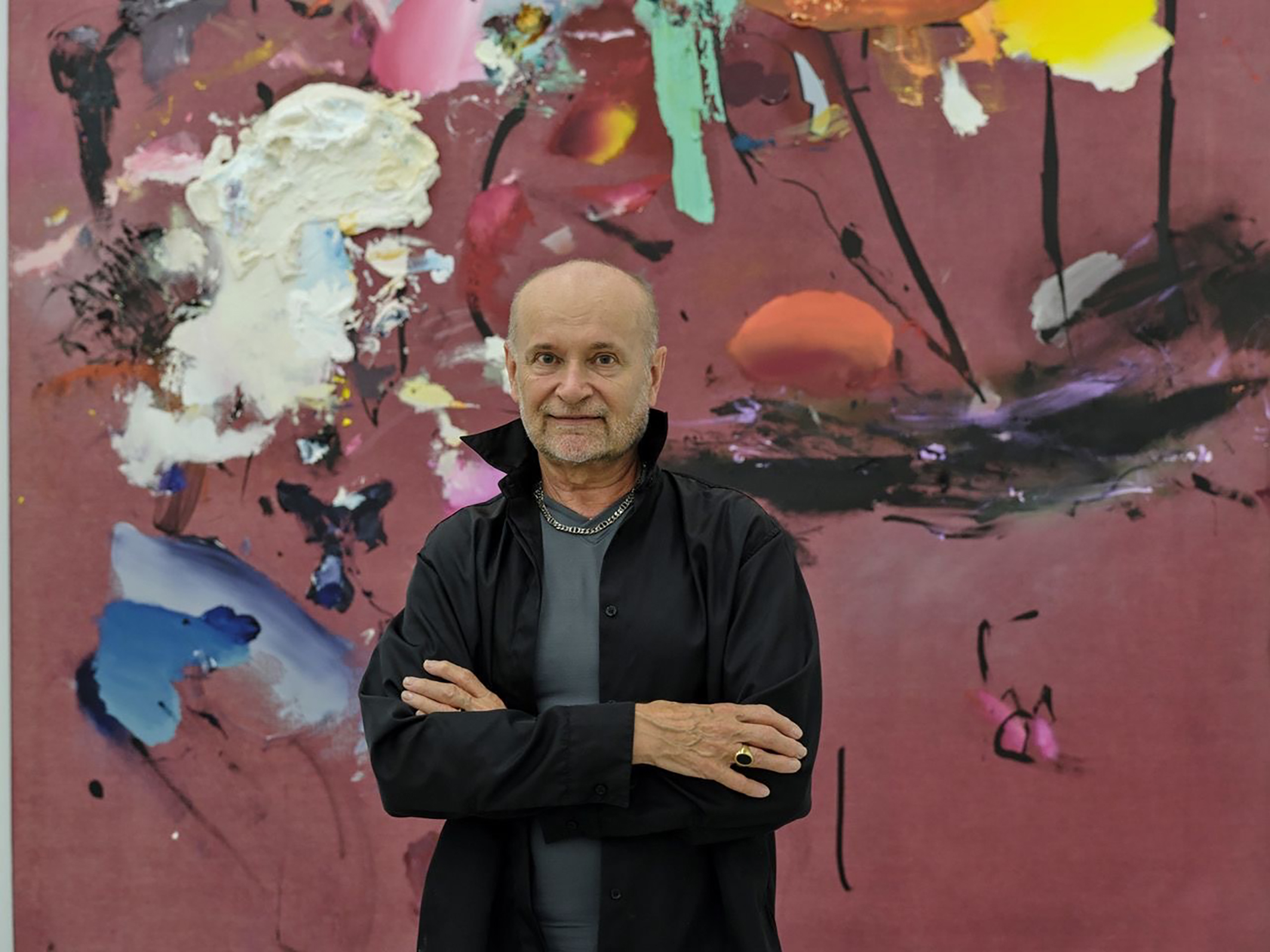 Porträt Timo Miettinen vor Werk von Secundino Hernández, "Where Are We Now", Sammlung Philara, 2025 © Kai Werner Schmidt