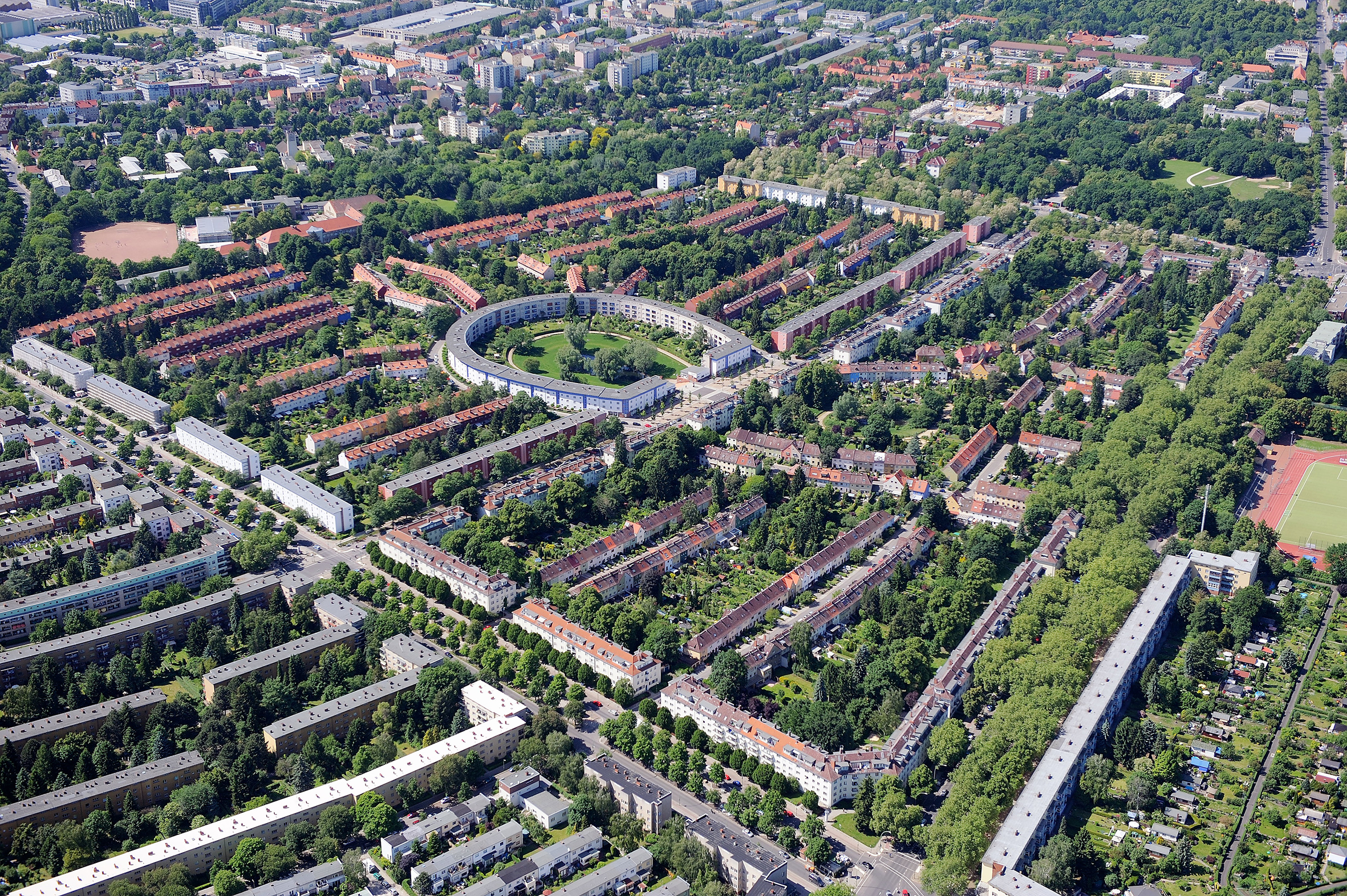 Hufeisensiedlung - Luftaufnahme 2, Deutsche Wohnen / Vonovia, 2025 © Copyright Burkhard Kuhn/Foto Frizz 